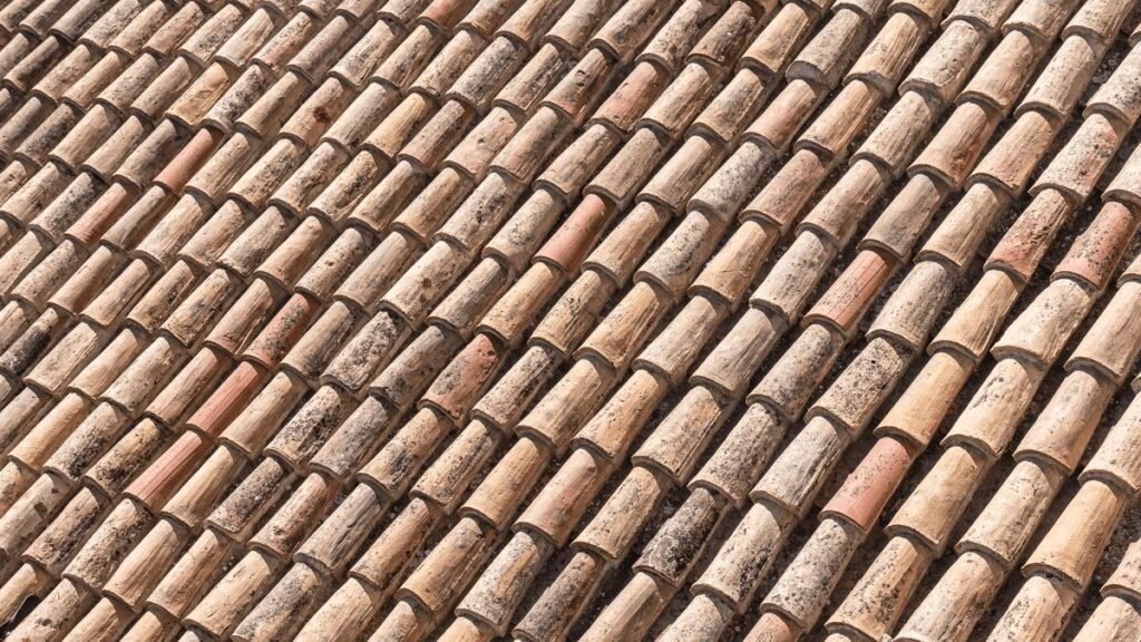 Perbandingan Genteng Tanah Liat