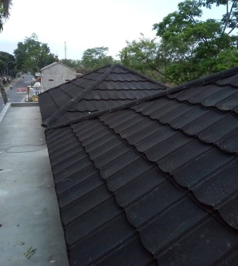 Perbandingan Genteng Tanah Liat